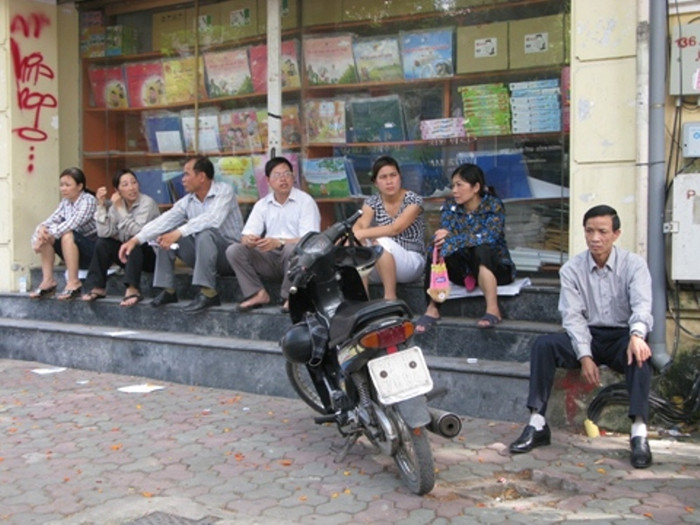 Một số phụ huynh tìm nơi bóng râm trú nắng chờ con. Một số phụ huynh tìm nơi bóng râm trú nắng chờ con.