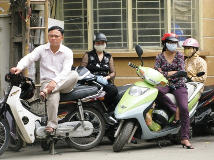 Số phụ huynh khác vẫn kiên nhẫn chờ. Số phụ huynh khác vẫn kiên nhẫn chờ.