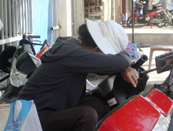 Do chờ lâu, mệt mỏi một phụ huynh gục thiếp đi. Do chờ lâu, mệt mỏi một phụ huynh gục thiếp đi.