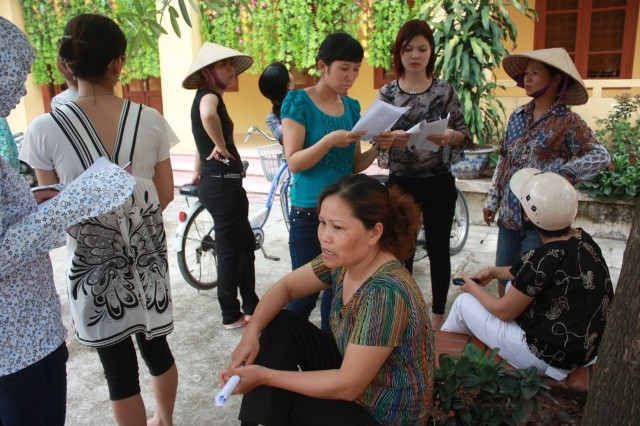 Trưa nay nhiều phụ huynh tập trung tại cổng trường Tiểu học B Thị trấn Văn Điển phản đối kế hoạch tuyển sinh của trường. Trưa nay nhiều phụ huynh tập trung tại cổng trường Tiểu học B Thị trấn Văn Điển phản đối kế hoạch tuyển sinh của trường.