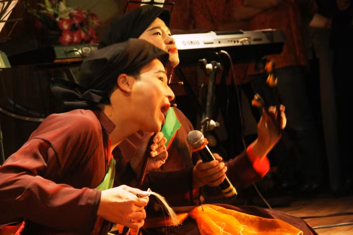 Thực trạng hát nhép hiện nay không chỉ xuất hiện trong giới ca sỹ mà còn xuất hiện ở bất cứ đâu, kể cả trong giới sinh viên…