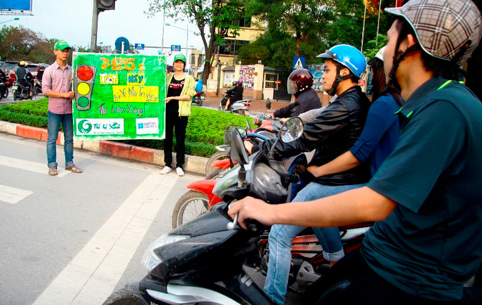 Các buổi sáng từ 7h - 9h sáng và buổi chiều từ 16h-18h thứ 7 và chủ nhật hàng tuần trên các điểm giao cắt ngã tư đèn đỏ, các bạn SV lại cùng nhau kêu gọi người đi đường "Dừng xe, tắt máy" tại các điểm đèn đỏ. Chiến dịch này được thực hiện trong hai tháng (từ ngày 24/3-27/5/2012). Các buổi sáng từ 7h - 9h sáng và buổi chiều từ 16h-18h thứ 7 và chủ nhật hàng tuần trên các điểm giao cắt ngã tư đèn đỏ, các bạn SV lại cùng nhau kêu gọi người đi đường "Dừng xe, tắt máy" tại các điểm đèn đỏ. Chiến dịch này được thực hiện trong hai tháng (từ ngày 24/3-27/5/2012).