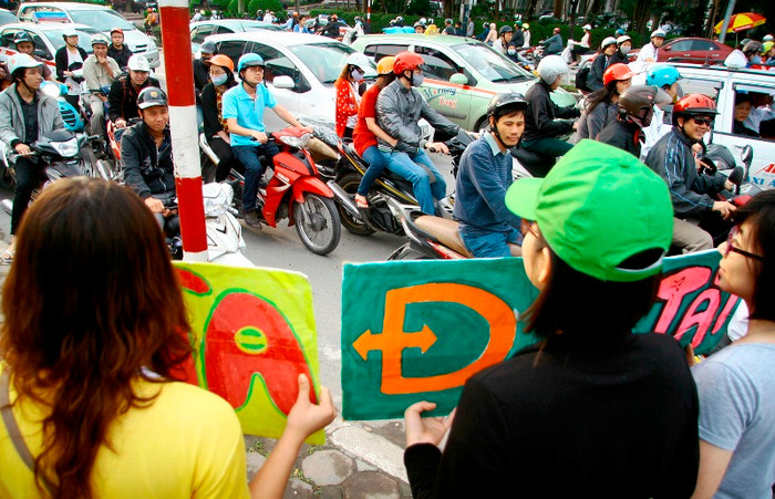 Tất cả những ai nhìn thấy tấm biển này cũng hưởng ứng và chấp hành. Tất cả những ai nhìn thấy tấm biển này cũng hưởng ứng và chấp hành.