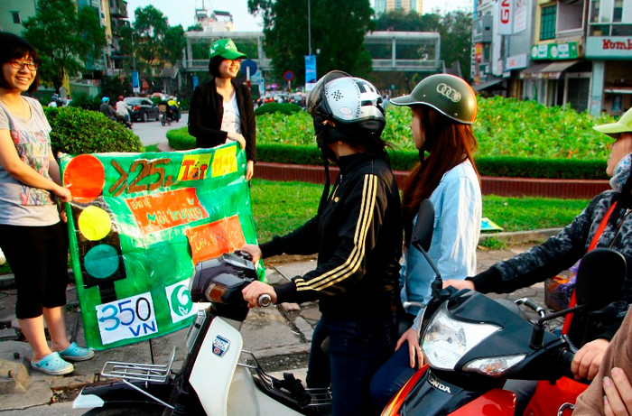 Tuy là một công việc khá vất vả nhưng lại là niềm đam mê của các bạn nữ trẻ. Tuy là một công việc khá vất vả nhưng lại là niềm đam mê của các bạn nữ trẻ.