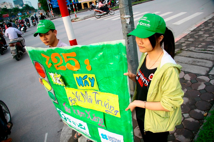 Tại Ngã tư Kim Mã - Nguyễn Chí Thanh điểm giao cắt dừng đèn đỏ trong thời gian khá lâu các bạn sinh viên câu lạc bộ 350Vietnam đã thực hiện khẩu hiệu”Dừng xe tắt máy” và nhận được sự hưởng ứng của hầu hết người đi đường. Tại Ngã tư Kim Mã - Nguyễn Chí Thanh điểm giao cắt dừng đèn đỏ trong thời gian khá lâu các bạn sinh viên câu lạc bộ 350Vietnam đã thực hiện khẩu hiệu”Dừng xe tắt máy” và nhận được sự hưởng ứng của hầu hết người đi đường.