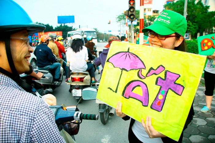 Sự trực tiếp chia sẻ về tác dụng của việc tắt máy khi dừng đèn đỏ của các tình nguyện viên được người tham gia giao thông rất hứng thú. Sự trực tiếp chia sẻ về tác dụng của việc tắt máy khi dừng đèn đỏ của các tình nguyện viên được người tham gia giao thông rất hứng thú.