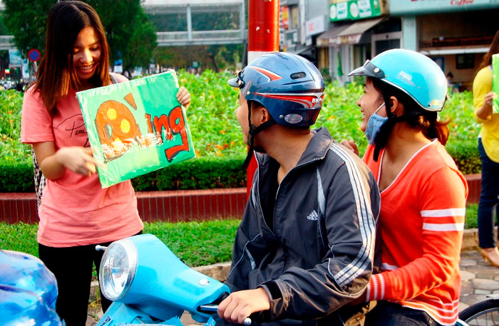 Không chỉ giăng khẩu hiệu gây chú ý bên đường, các tình nguyện viên còn trực tiếp xuống đường giải thích việc tắt máy khi dừng đèn đỏ trong thời gian dài tuy là một hành động nhỏ nhưng nếu thực hiện thường xuyên thì mỗi chúng ta sẽ giảm thiểu đáng kể được lượng khí thải và tiết kiệm thêm nhiên liệu cho xe. Không chỉ giăng khẩu hiệu gây chú ý bên đường, các tình nguyện viên còn trực tiếp xuống đường giải thích việc tắt máy khi dừng đèn đỏ trong thời gian dài tuy là một hành động nhỏ nhưng nếu thực hiện thường xuyên thì mỗi chúng ta sẽ giảm thiểu đáng kể được lượng khí thải và tiết kiệm thêm nhiên liệu cho xe.