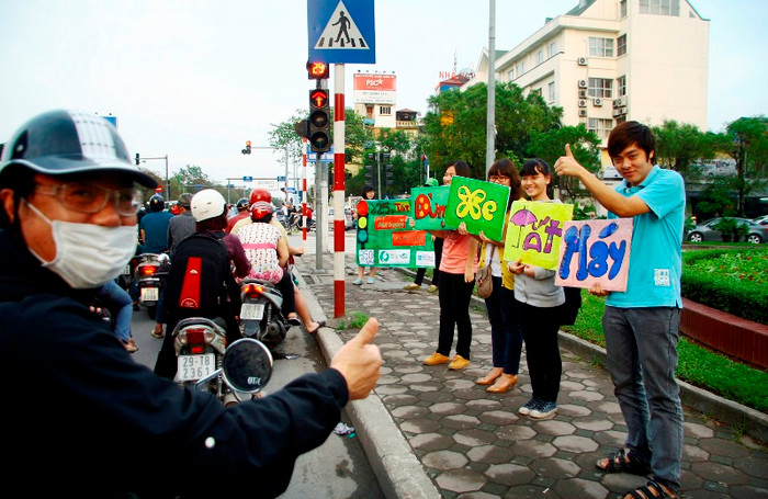 Một người dân rất hài lòng và hứng thú với việc làm thiết thực của các bạn sinh viên câu lạc bộ 350Vietnam. Một người dân rất hài lòng và hứng thú với việc làm thiết thực của các bạn sinh viên câu lạc bộ 350Vietnam.