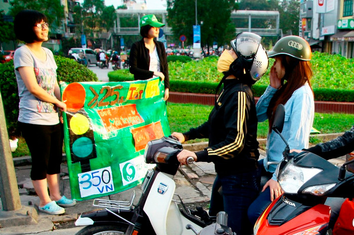 Bỏ qua thói quen vẫn để máy nổ khi dừng đèn đỏ họ đã nhìn lên đèn đỏ và thấy thời gian dừng còn khá lâu nên họ đã tắt máy. Bỏ qua thói quen vẫn để máy nổ khi dừng đèn đỏ họ đã nhìn lên đèn đỏ và thấy thời gian dừng còn khá lâu nên họ đã tắt máy.