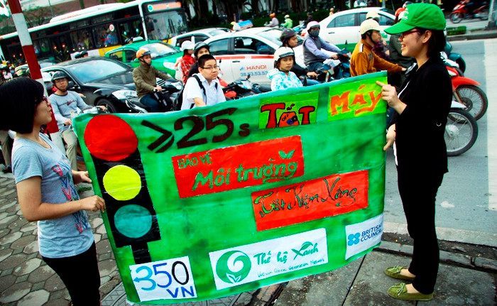 Rất nhiều dòng xe qua ngã tư này đã đồng loạt hưởng ứng tắt máy theo lời kêu gọi của những tình nguyện viên. Rất nhiều dòng xe qua ngã tư này đã đồng loạt hưởng ứng tắt máy theo lời kêu gọi của những tình nguyện viên.