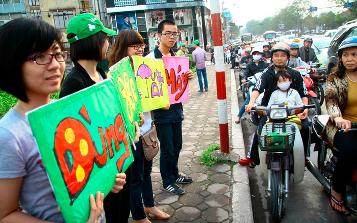 Hành động thiết thực của các bạn đã gây sự chú ý đặc biệt với người đi đường. Hành động thiết thực của các bạn đã gây sự chú ý đặc biệt với người đi đường.