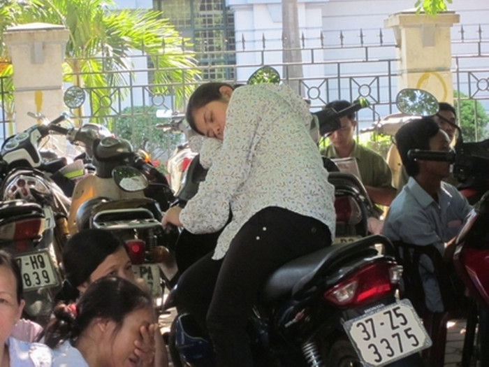 Vượt quãng đường hơn 300 cây số từ Nghệ An ra Hà Nội, phụ huynh này đã ngủ gục luôn trên xe. Vượt quãng đường hơn 300 cây số từ Nghệ An ra Hà Nội, phụ huynh này đã ngủ gục luôn trên xe.