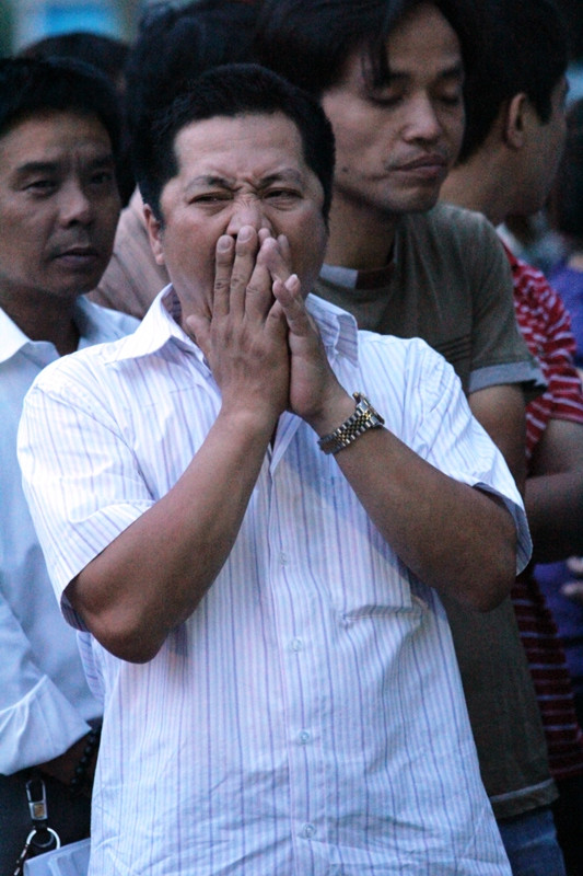 Những cái ngái ngủ còn in trên khuân mặt từng phụ huynh. Những cái ngái ngủ còn in trên khuân mặt từng phụ huynh.