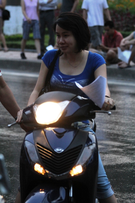 Một phụ huynh mang hồ sơ của con tới nhưng vì thấy đông nên đã quay xe ra về. Một phụ huynh mang hồ sơ của con tới nhưng vì thấy đông nên đã quay xe ra về.