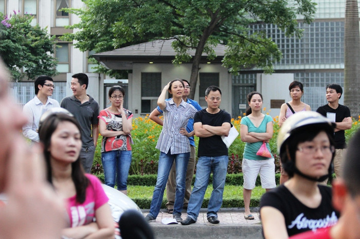 Những phụ huynh tới muộn không còn đường vào trường, đành đứng ngoài nhìn. Những phụ huynh tới muộn không còn đường vào trường, đành đứng ngoài nhìn.