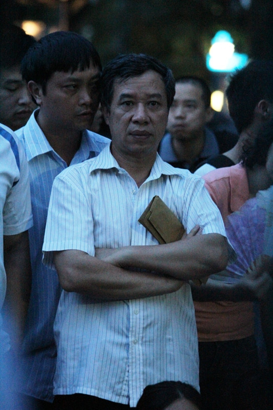 Theo bà Lê Thị Mai Hương –Hiệu phó trường tiểu học Thực Nghiệm trong buổi sáng nay số lượng hồ sơ bán ra khoảng 350 bộ, trong khi đó vẫn còn khoảng hơn 100 phụ huynh muốn mua. Bà Hương cũng cho biết, mong muốn có những học sinh tốt nhất nhưng số lượng tuyển vào chỉ 140 em, nên ngôi trường trực thuộc Viện Khoa học Giáo dục Việt Nam (Bộ GD&ĐT) phải hạn chế đơn để kỳ thi bớt căng thẳng. Theo bà Lê Thị Mai Hương –Hiệu phó trường tiểu học Thực Nghiệm trong buổi sáng nay số lượng hồ sơ bán ra khoảng 350 bộ, trong khi đó vẫn còn khoảng hơn 100 phụ huynh muốn mua. Bà Hương cũng cho biết, mong muốn có những học sinh tốt nhất nhưng số lượng tuyển vào chỉ 140 em, nên ngôi trường trực thuộc Viện Khoa học Giáo dục Việt Nam (Bộ GD&ĐT) phải hạn chế đơn để kỳ thi bớt căng thẳng.