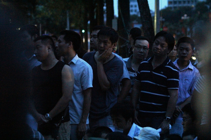 Thức dậy từ sáng sớm, có người ngồi tại cổng trường qua đêm để chờ giờ mở cổng. Những gương mặt dần biến sắc, mệt mỏi. Thức dậy từ sáng sớm, có người ngồi tại cổng trường qua đêm để chờ giờ mở cổng. Những gương mặt dần biến sắc, mệt mỏi.