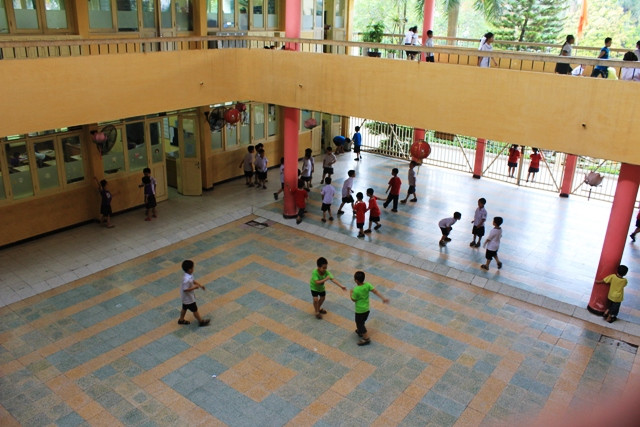 Học sinh trong giờ ra chơi tại Trường Tiểu học Thực nghiệm Hà Nội . Học sinh trong giờ ra chơi tại Trường Tiểu học Thực nghiệm Hà Nội .
