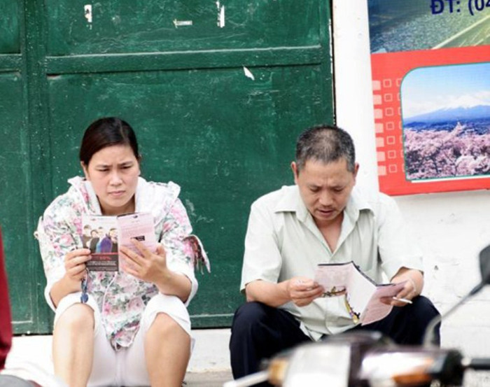 Những phụ huynh khác đọc tờ rơi giết thời gian trong khi chờ con. Những phụ huynh khác đọc tờ rơi giết thời gian trong khi chờ con.