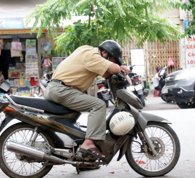 Mệt mỏi đứng một mình chờ con, phụ huynh này tranh thủ chợp mắt. Mệt mỏi đứng một mình chờ con, phụ huynh này tranh thủ chợp mắt.