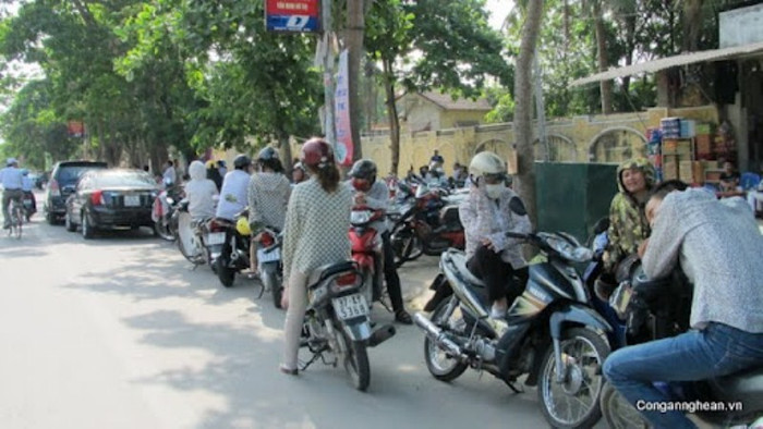 Phía ngoài cổng trường rất nhiều phụ huynh xếp hàng chờ con dưới nắng. Phía ngoài cổng trường rất nhiều phụ huynh xếp hàng chờ con dưới nắng.