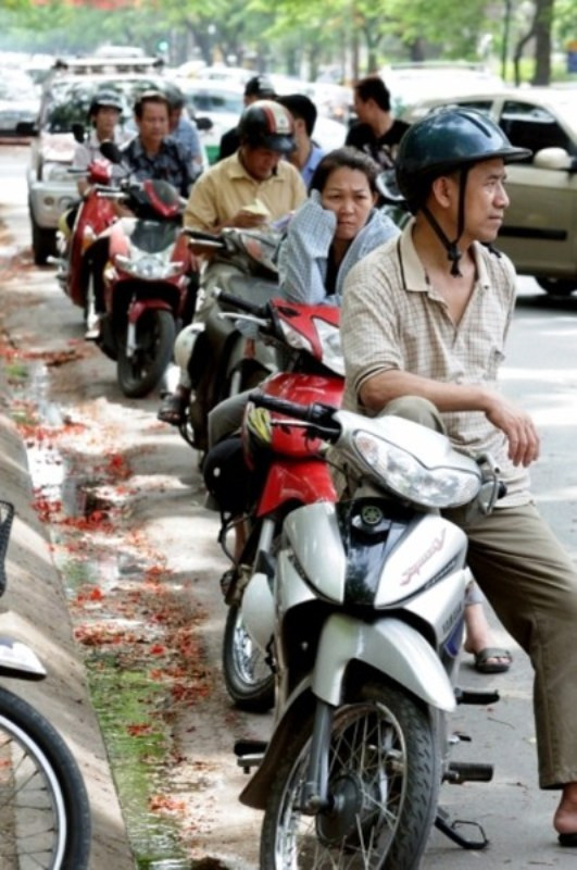 Nếu không có việc gì giết thời gian, các phụ huynh lại ngóng vào nơi con thi với vẻ mặt khá căng thẳng Nếu không có việc gì giết thời gian, các phụ huynh lại ngóng vào nơi con thi với vẻ mặt khá căng thẳng