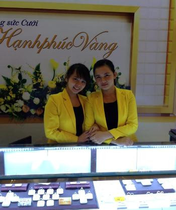 Những gian hàng trang sức cưới cũng cuốn hút không ít khách hàng đến tham quan