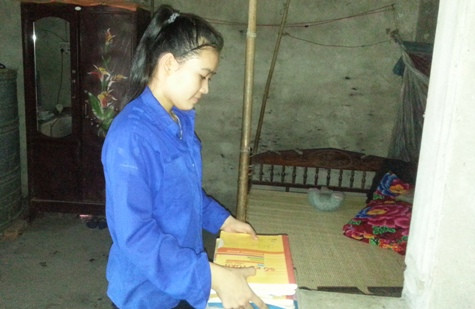 Với em ước mơ trở thành cô giáo có thể phải dừng lại vì không có tiền nhập học. Với em ước mơ trở thành cô giáo có thể phải dừng lại vì không có tiền nhập học.