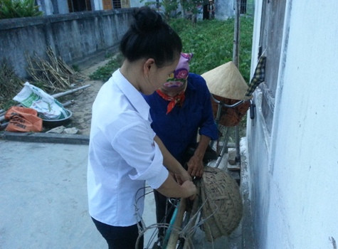 Sau một ngày đi làm công nhân mệt nhọc, khi thấy mẹ về, Mai phụ mẹ tháo đồ Sau một ngày đi làm công nhân mệt nhọc, khi thấy mẹ về, Mai phụ mẹ tháo đồ