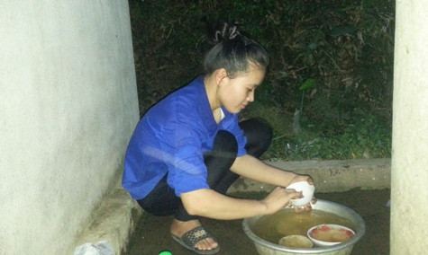 Sau những buổi đi làm công nhân để mong kiếm đủ tiền nhập học, Mai lại về phụ giúp công việc nhà cùng mẹ và em gái Sau những buổi đi làm công nhân để mong kiếm đủ tiền nhập học, Mai lại về phụ giúp công việc nhà cùng mẹ và em gái