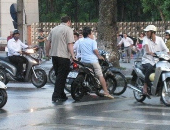 "Phải bức xúc lắm ông Tây mới làm như vậy". Ảnh chụp từ clip (nguồn internet) "Phải bức xúc lắm ông Tây mới làm như vậy". Ảnh chụp từ clip (nguồn internet)