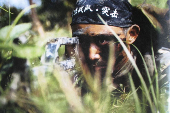 Binh sĩ lữ đoàn đặc nhiệm của Lính thủy đánh bộ Trung Quốc đang cảnh giới.