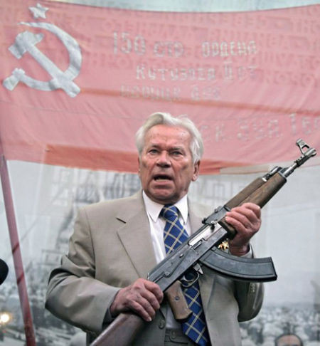 Kalashnikov cầm súng AK-47. Kalashnikov cầm súng AK-47.