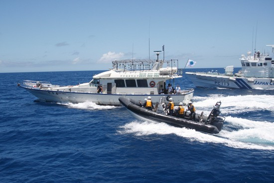 Tàu công vụ Nhật Bản bố trí nhiều tầng kiểm soát, ngăn chặn công dân Trung Quốc đến đảo Senkaku.