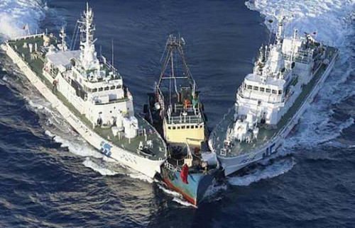 Chiều ngày 15/8, tàu Khải Phong-2 mang theo 14 công dân Hồng Kông đến vùng biển đảo Senkaku, trong đó có 7 người lên đảo Senkaku và cắm cờ Trung Quốc. Trong hình là 2 tàu của Lực lượng bảo vệ bờ biển Nhật Bản kẹp chặt tàu Khải Phong-2. Chiều ngày 15/8, tàu Khải Phong-2 mang theo 14 công dân Hồng Kông đến vùng biển đảo Senkaku, trong đó có 7 người lên đảo Senkaku và cắm cờ Trung Quốc. Trong hình là 2 tàu của Lực lượng bảo vệ bờ biển Nhật Bản kẹp chặt tàu Khải Phong-2.