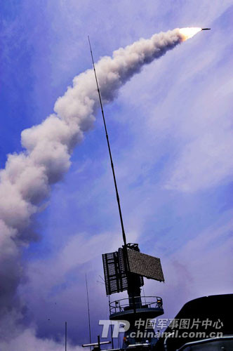 Tàu chiến Trung Quốc phóng tên lửa.