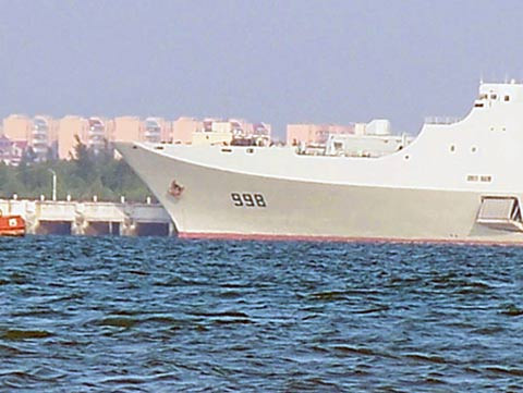 Tàu vận tải đổ bộ 998 có ván cầu ở hai bên phía trước tiện lợi cho binh lính lên xuống. Việc chế tạo tàu 998 đánh dấu Hải quân Trung Quốc đã vượt qua eo biển Đài Loan, vươn ra biển xa. Tàu vận tải đổ bộ 998 có ván cầu ở hai bên phía trước tiện lợi cho binh lính lên xuống. Việc chế tạo tàu 998 đánh dấu Hải quân Trung Quốc đã vượt qua eo biển Đài Loan, vươn ra biển xa.