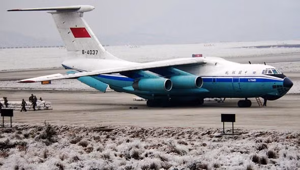 Máy bay vận tải IL-76 của Không quân Trung Quốc, do Nga chế tạo. Máy bay vận tải IL-76 của Không quân Trung Quốc, do Nga chế tạo.