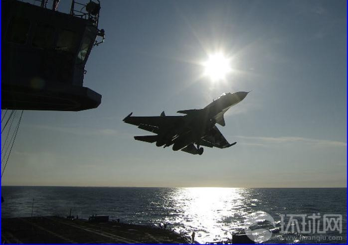 Máy bay chiến đấu Su-33 Nga bay thử trên tàu sân bay Vikramaditya.