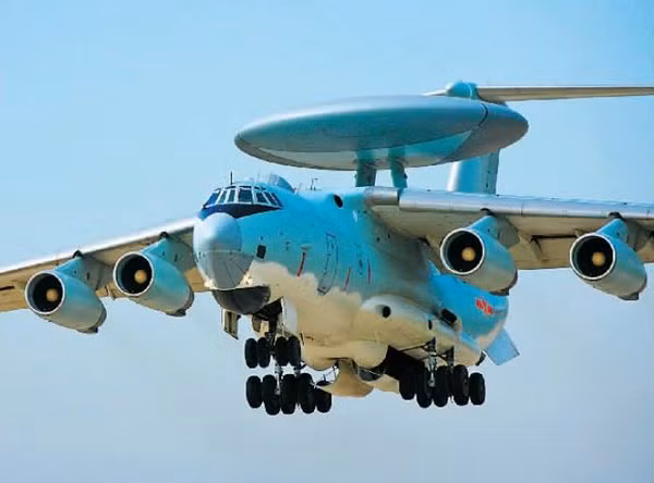 Máy bay cảnh báo sớm KJ-2000 cất cánh tập luyện.