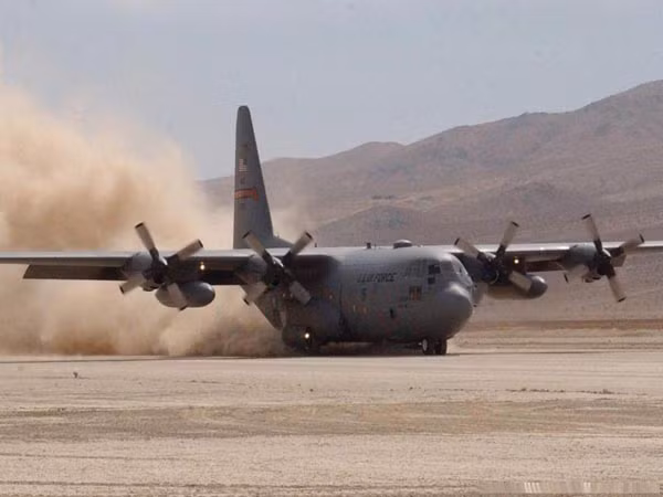 Máy bay vận tải C-130 của Mỹ. Máy bay vận tải C-130 của Mỹ.