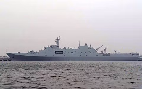 Phương thức đổ bộ chủ yếu của tàu vận tải đổ bộ là để cho máy bay trực thăng đổ bộ thẳng đứng, tàu đệm khí xung phong nhanh chóng, chứ không phải là đoạt bãi, mở cửa và lên bờ.