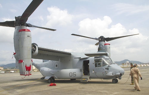 Mỹ có kế hoạch triển khai 24 máy bay cánh xoay MV-22 Osprey ở căn cứ Futenma, Okinawa, Nhật Bản, hiện đã đưa 12 máy bay loại này đến căn cứ Iwakuni,Nhật Bản. Mỹ có kế hoạch triển khai 24 máy bay cánh xoay MV-22 Osprey ở căn cứ Futenma, Okinawa, Nhật Bản, hiện đã đưa 12 máy bay loại này đến căn cứ Iwakuni,Nhật Bản.