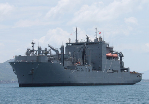 Tàu tiếp tế USNS Richard E Byrd của Hạm đội 7 tại Cam Ranh, Việt Nam. Tàu tiếp tế USNS Richard E Byrd của Hạm đội 7 tại Cam Ranh, Việt Nam.