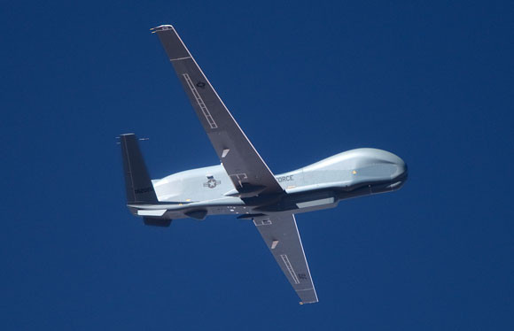 Nhật Bản quyết định sử dụng máy bay không người lái Global Hawk để theo dõi hoạt động trên biển của Trung Quốc. Trong hình là máy bay không người lái RQ-4 Block 40 Global Hawk của Không quân Mỹ, do Công ty Northrop Gumman chế tạo. Nhật Bản quyết định sử dụng máy bay không người lái Global Hawk để theo dõi hoạt động trên biển của Trung Quốc. Trong hình là máy bay không người lái RQ-4 Block 40 Global Hawk của Không quân Mỹ, do Công ty Northrop Gumman chế tạo.