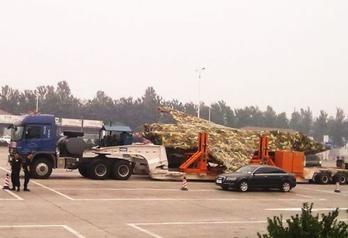 Một chiếc máy bay bí mật mang theo trên một chiếc xe tải của Quân đội Trung Quốc. Một chiếc máy bay bí mật mang theo trên một chiếc xe tải của Quân đội Trung Quốc.