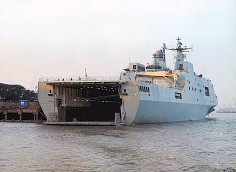 Tàu vận tải đổ bộ 071 có khoang lớn ở đuôi. Tàu vận tải đổ bộ 071 có khoang lớn ở đuôi.