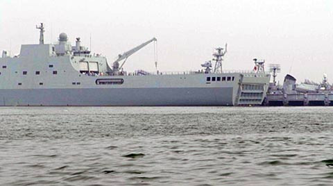 Khoang lớn ở đuôi và đường băng cho máy bay trực thăng của tàu vận tải đổ bộ 071 là nơi phát động xung kích đổ bộ. Khoang lớn ở đuôi và đường băng cho máy bay trực thăng của tàu vận tải đổ bộ 071 là nơi phát động xung kích đổ bộ.