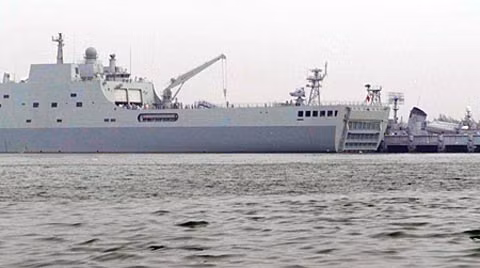 Khoang lớn ở đuôi và đường băng cho máy bay trực thăng của tàu vận tải đổ bộ 071 là nơi phát động xung kích đổ bộ.