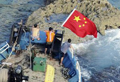 Công dân Hồng Kông xông lên đảo Senkaku cắm cờ Trung Quốc. Công dân Hồng Kông xông lên đảo Senkaku cắm cờ Trung Quốc.